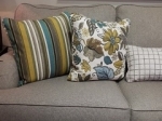 Des coussins posés sur un canapé
