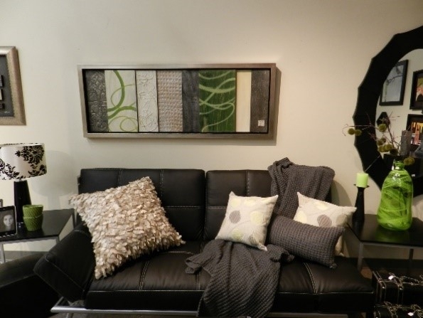 Divers modèles de coussins posés sur un canapé 