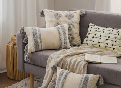 Des coussins de divers designs posés sur un canapé