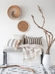 Un mobilier et des accessoires de déco sur un fond épuré