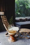 Des meubles en rotin et en bois dans un décor zen